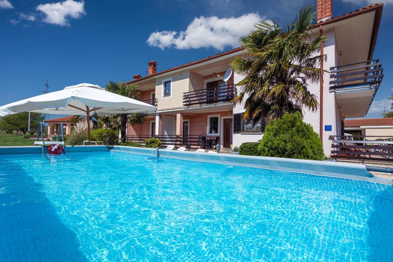 Family Friendly Apartments With A Swimming Pool Cepic, Central Istria - Sredisnja Istra - 11636 Zatka Cepic Ngoại thất bức ảnh